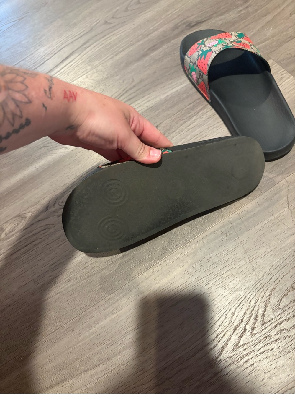 Gucci Black Slides with Strawberry Print Strap - Picture 3 of 4